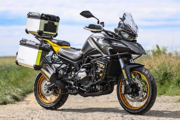 QJMOTOR  SRT 900 SX - NOVINKA NA CESTĚ